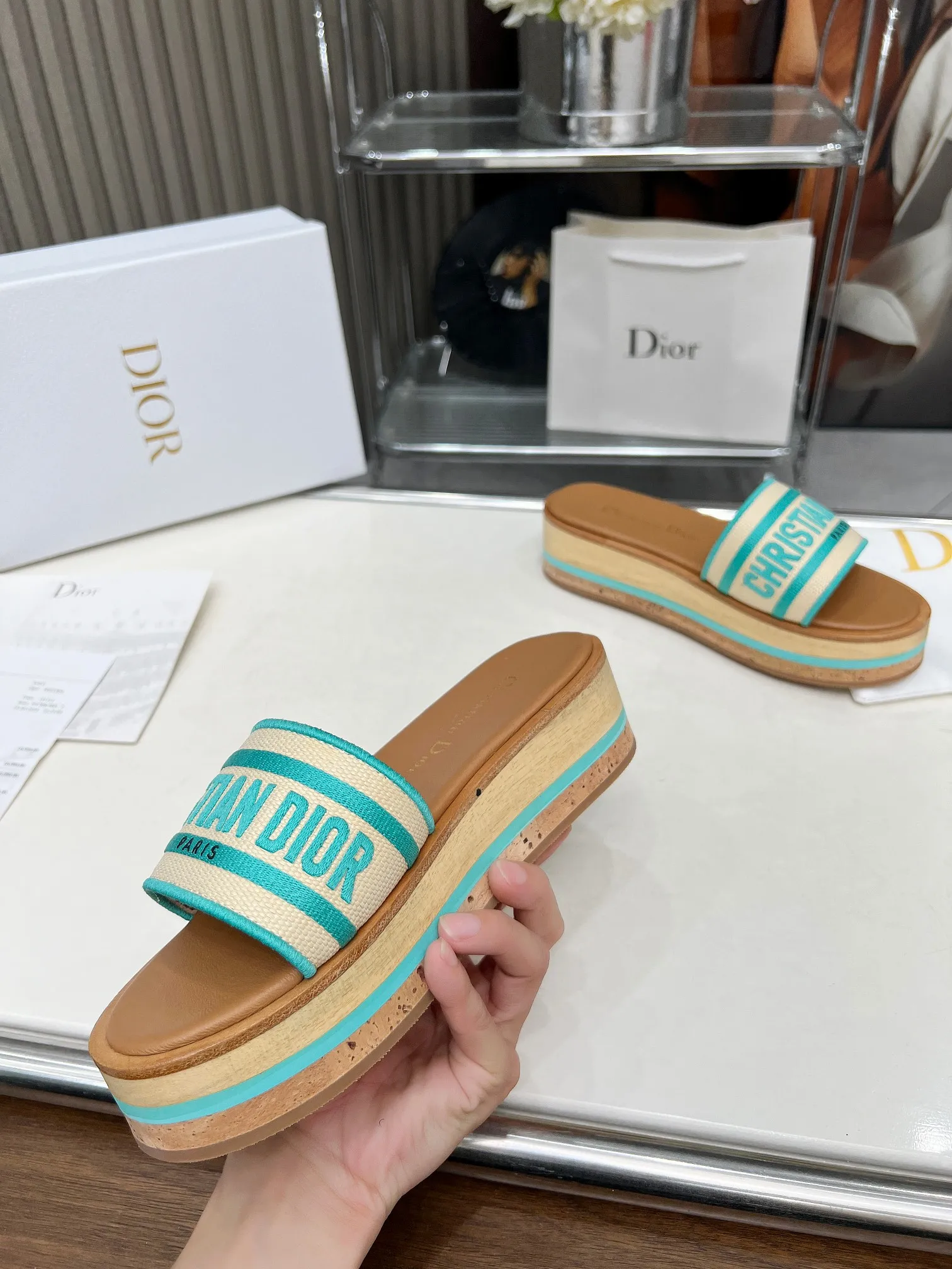👟👟Ex-factory price 420👟👟 Dior's new spring and summer IVIETA DWAY jelly-colored flat-soled one-slip women's shoes with CD letter logo three-dimensional embroidery thick-soled round-toe open-toe slippers. The original version is developed to be the top version on the market. It feels soft and delicate on the feet and is extremely comfortable. Material: Upper imported raffia electric embroidery high-temperature water-soluble cotton technical fabric + water-dyed cowhide foot pad lining + original consistent combination outsole Outsole: original outsole Size: 35-42 (40.41.42 custom-made, non-refundable and non-exchangeable)